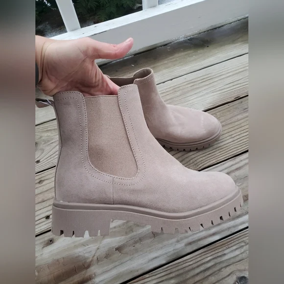 NWT Old Navy Tan Chelsea Boots - Picture 2 of 9